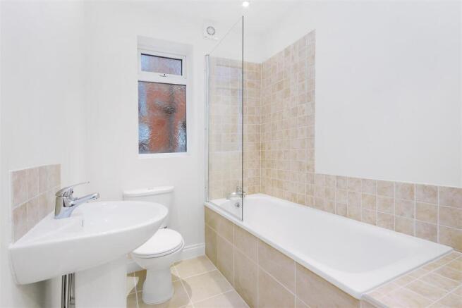 Modern fitted family bathroom