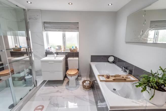 5 bed Detached for sale Image 5