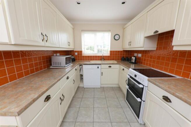 4 bed Detached for sale Image 10