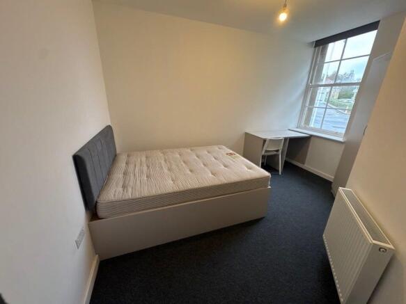 5 bed Apartment to rent Image 4
