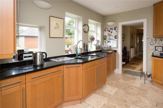 5 bed Detached for sale Image 6