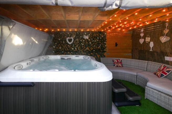 Gym / bar and covered Hot tub area