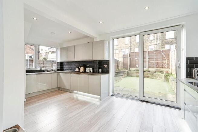 3 bed Semi-Detached for sale Image 6