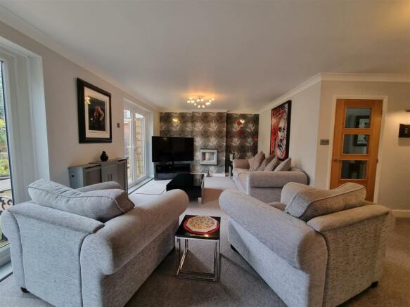 LARGE LOUNGE