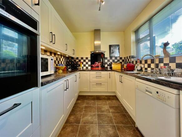7 Laywell Close 5.JPG