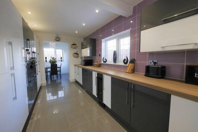 KITCHEN WALK WAY