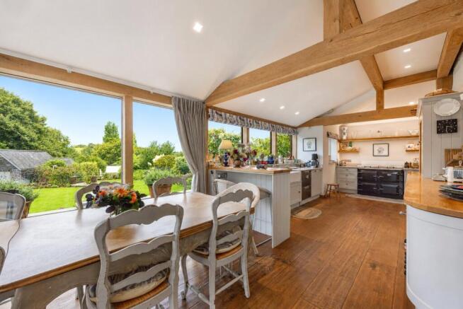 Kitchen / Dining Rm