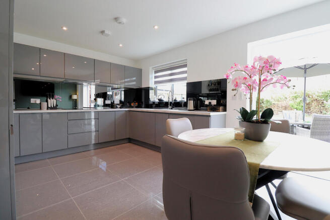 4 bed Detached for sale Image 7