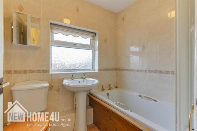 FAMILY BATHROOM:
