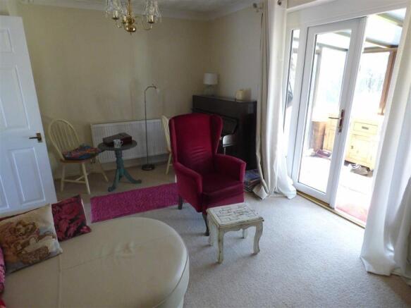 LOUNGE/DINING ROOM
