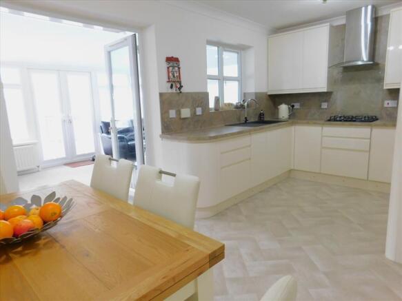 KITCHEN/DINING AREA