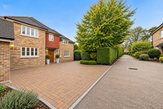 Upscale Suburban House and Garden Lane (1).png