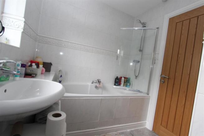 Family Bathroom #2.JPG