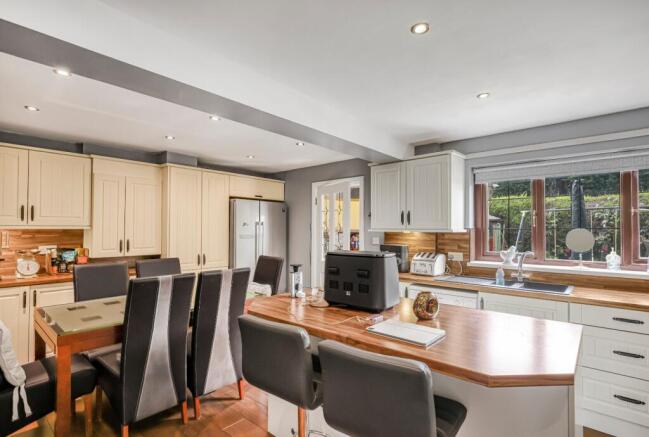 5 bed Detached for sale Image 7