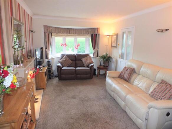 Lounge & Dining Area