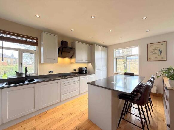 5 bed Detached for sale Image 8
