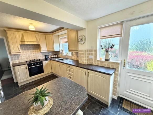 BREAKFASTING KITCHEN