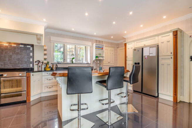 4 bed Detached for sale Image 12