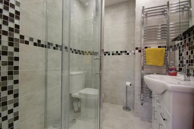 EN-SUITE SHOWER ROOM