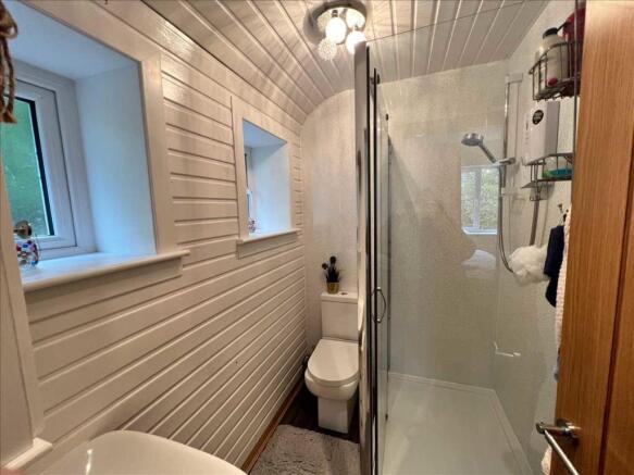 EN-SUITE SHOWER ROOM