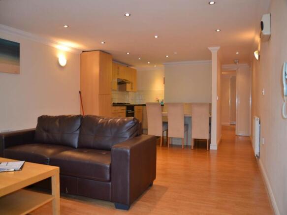 Modern Two-Bedroom Flat in Roath with Open-Plan L