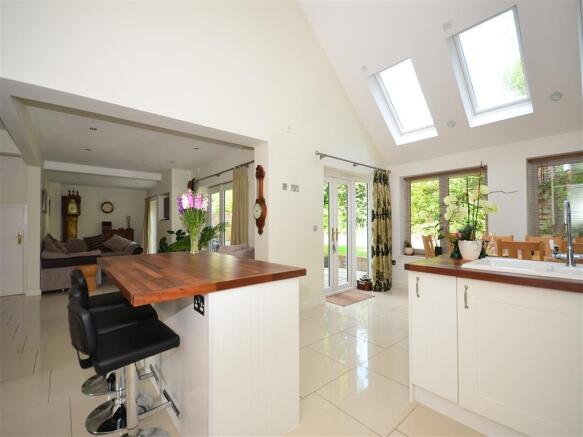 Kitchen / Breakfast Area