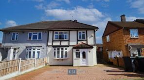30, Parkmead, Loughton IG10 3JW