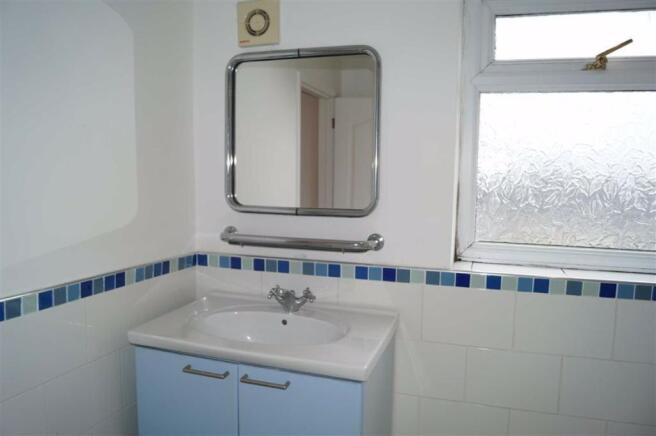 EN-SUITE (REAR BEDROOM)