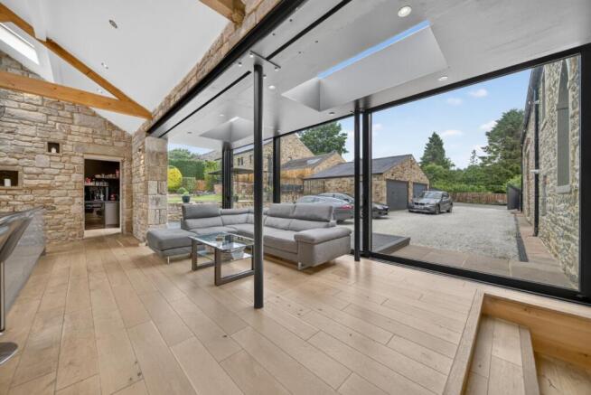 5 bed Detached for sale Image 5