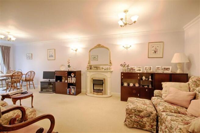 LIVING/DINING ROOM