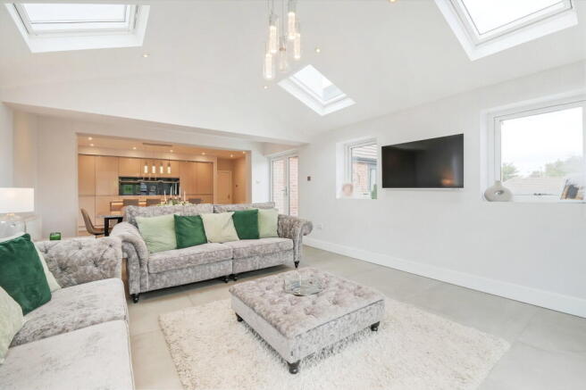 5 bed Detached for sale Image 10
