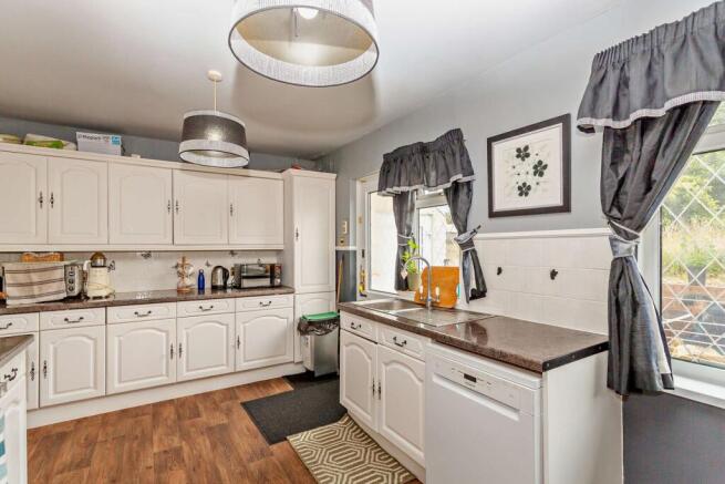3 bed Semi-Detached for sale Image 6