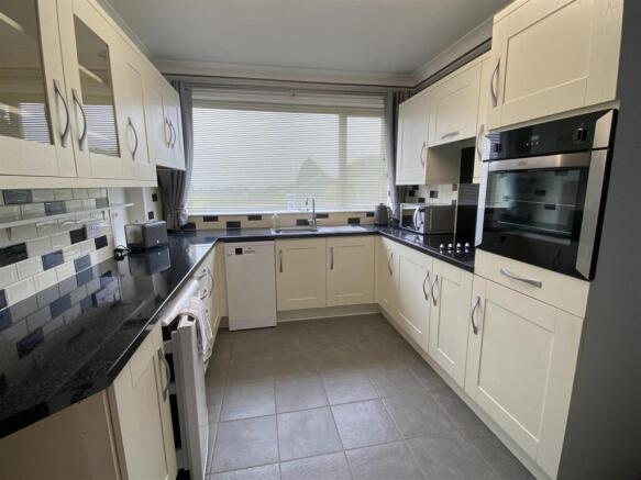 Fitted Kitchen with appliances