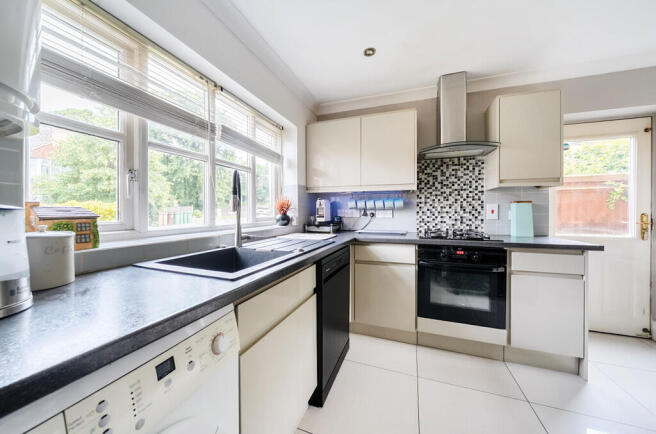 1330752-1-6890829...