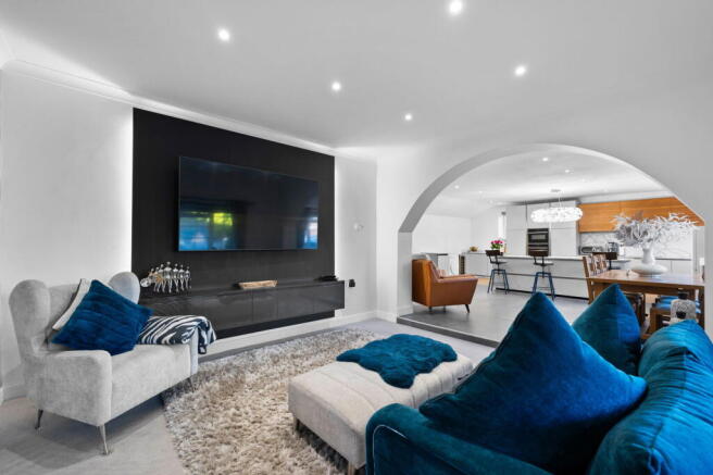 6 bed Detached for sale Image 11