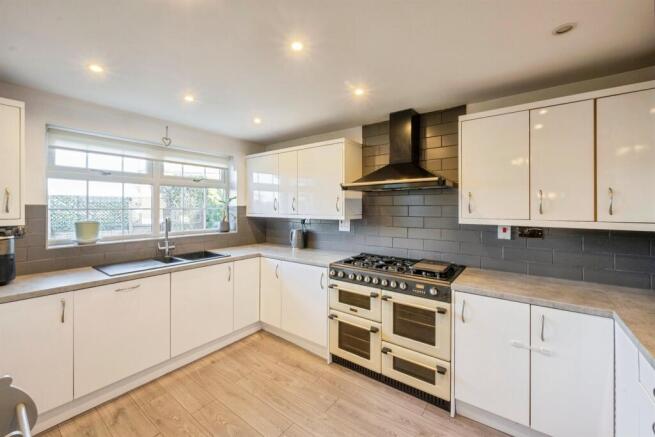 4 bed Detached for sale Image 5