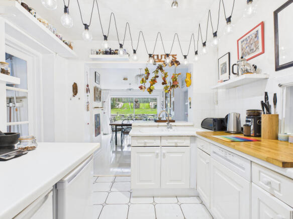 2. CAM01984G0-PR0536-STILL006