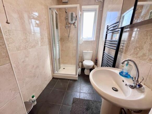 4 bed House to rent Image 6