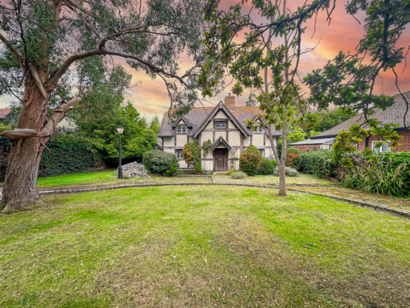 3-bed detached on Bournebridge Lane, Stapleford Abbotts, Romford, £600,000
