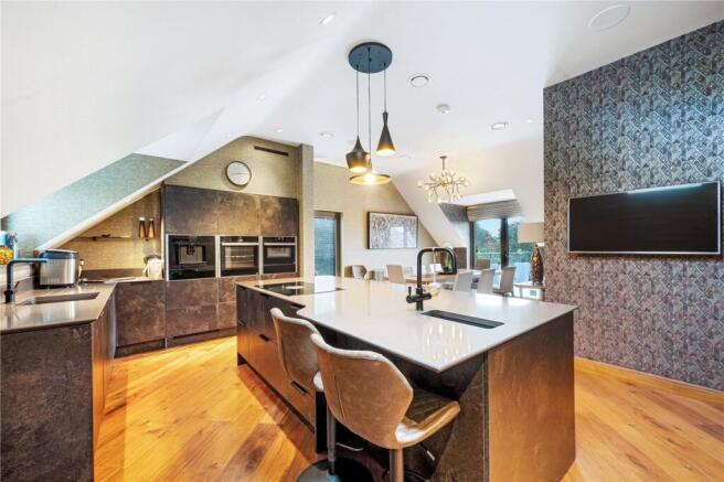 5 bed Detached for sale Image 7