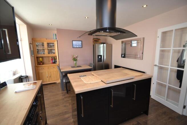 3 bed Semi-Detached for sale Image 6