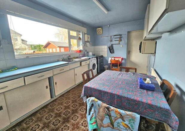 KITCHEN/DINING ROOM
