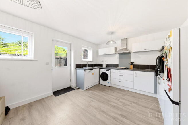 5 bed Town House for sale Image 5