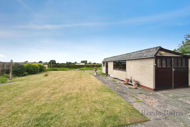 4 bed Bungalow for sale Image 11