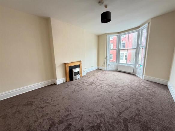 3 bed Apartment to rent Image 2