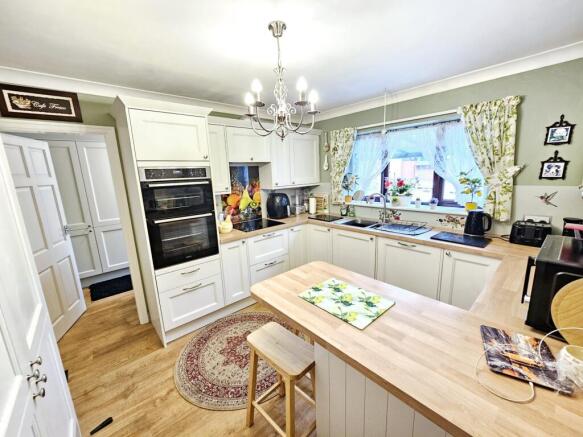 4 bed Detached for sale Image 7