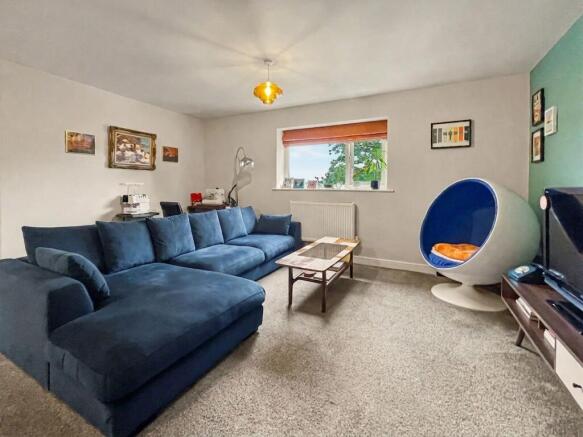 Lounge & Dining Area