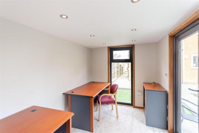 8640608-interior11.jpg