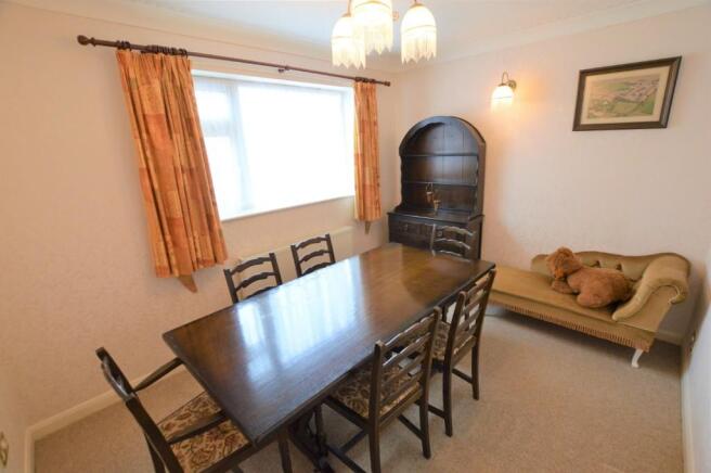 Bed 3 / Dining Room