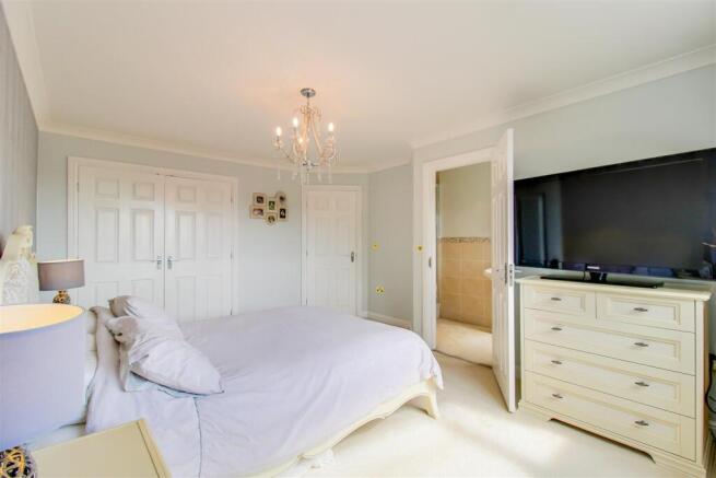 4 bed Detached for sale Image 8